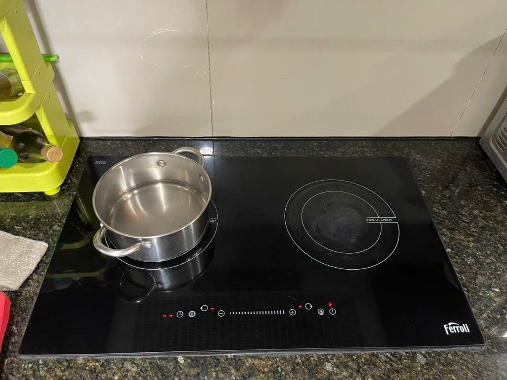 Chuyên Thay Mặt Kính Bếp Từ Ferroli Tại Nhà